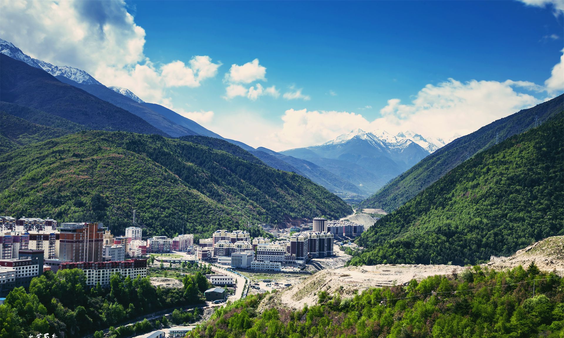 四川这座小城人口不到13万,不仅有机场,酒店就多达1000多家|康定|小城