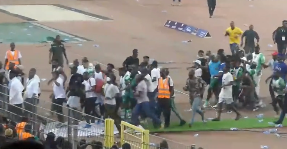 无缘世界杯，尼日利亚内讧！球迷追打球员，网友：国足球迷很克制休闲区蓝鸢梦想 - Www.slyday.coM