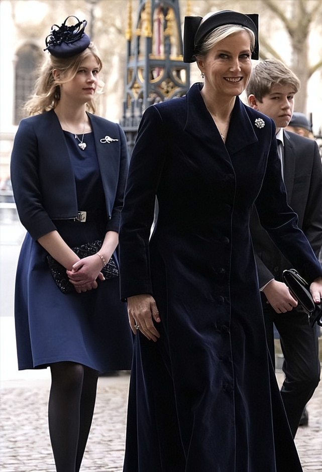 苏菲王妃一家4口亮相18岁女儿穿蓝裙亮相好美比小夏公主惊艳