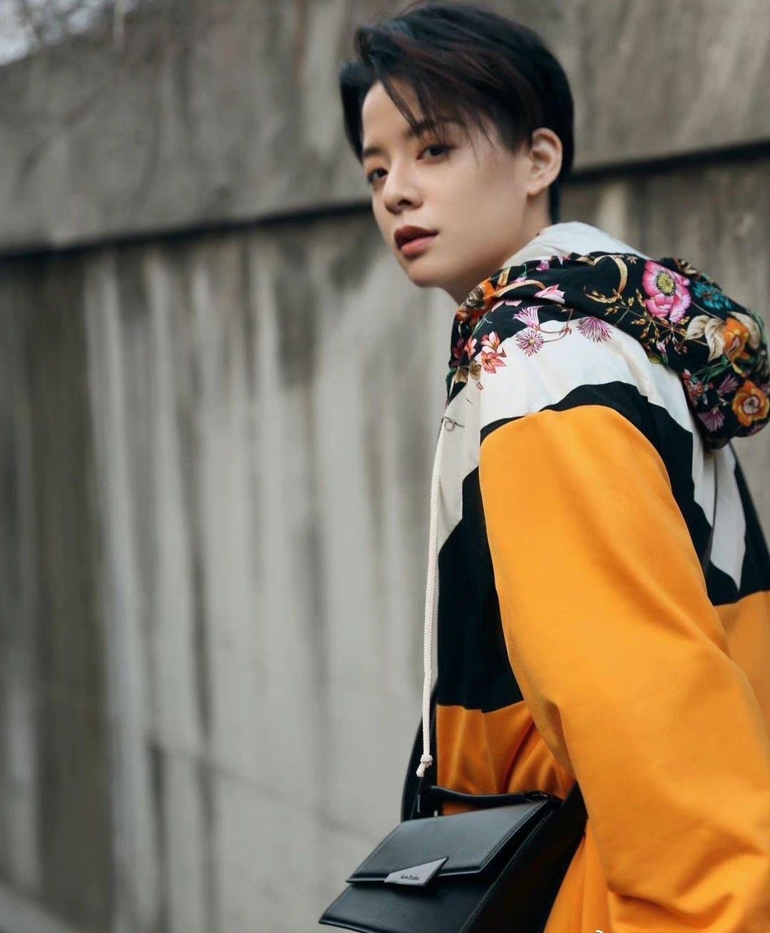 amber刘逸云晒出与雪莉的合照,说"生日快乐,妹妹"