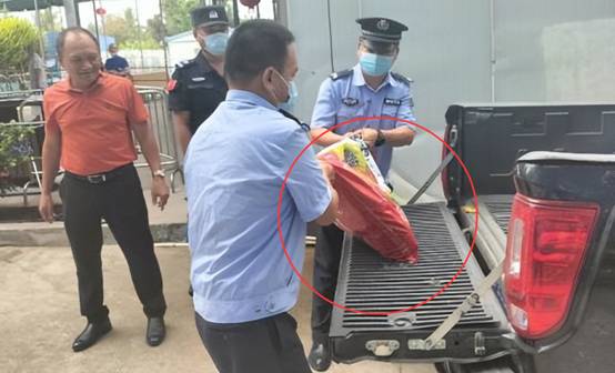 三亚发现一条4米蟒蛇,偷吃小羊羔后被抓,为何说它是保护动物?休闲区蓝鸢梦想 - Www.slyday.coM 三亚发现一条4米蟒蛇,偷吃小羊羔后被抓,为何说它是保护动物?休闲区蓝鸢梦想 - Www.slyday.coM