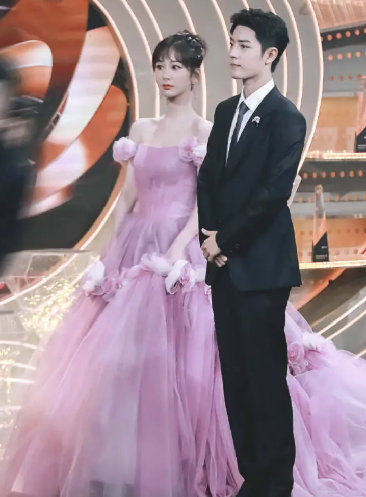 余生夫妇婚纱照曝光杨紫戴头纱与肖战卖萌大秀婚戒幸福洋溢