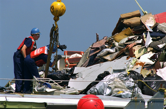 1996年7月17日,环球航空公司一架波音747客机在美国纽约长岛附近爆炸