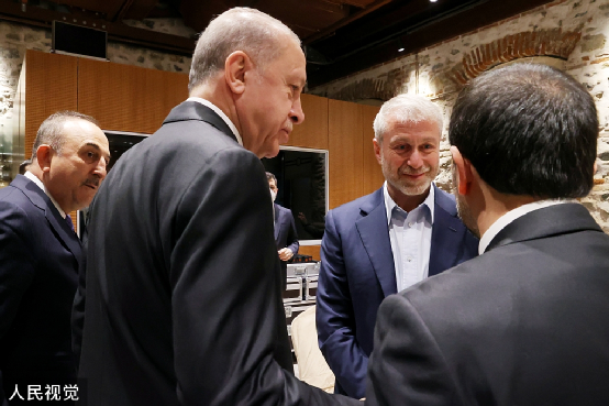 当地时间2022年3月29日，土耳其伊斯坦布尔，土耳其外交部长恰武什奥卢（左一）、土耳其总统埃尔多安（左二）同阿布拉莫维奇（右二）。