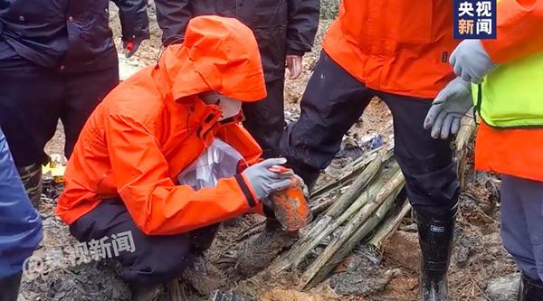 3月23日下午，中国民航局专家和武警官兵找到第一部“黑匣子”。 央视新闻 图