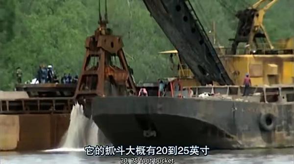 调查人员找一台清淤机器把淤泥捞上岸，以求寻得“一鳞半爪” 《空中浩劫》截图