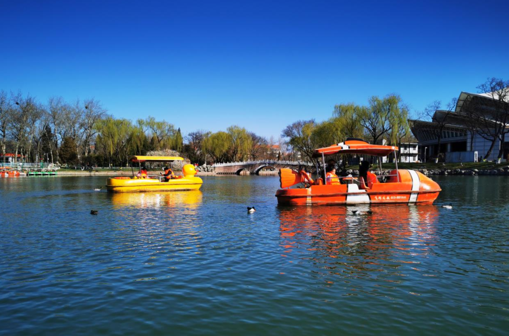 北京龙潭公园游船开航小丑鱼船小黄鸭船太萌啦