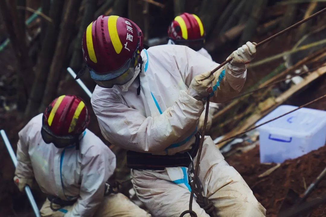 一名消防员在“ 3·21 ”东航飞行事故处置现场的工作日记休闲区蓝鸢梦想 - Www.slyday.coM