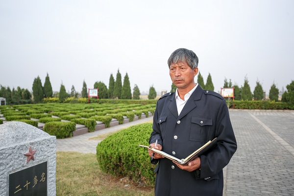 江苏盐城：三代人接力守墓75年 为330多名烈士找到“家人”休闲区蓝鸢梦想 - Www.slyday.coM