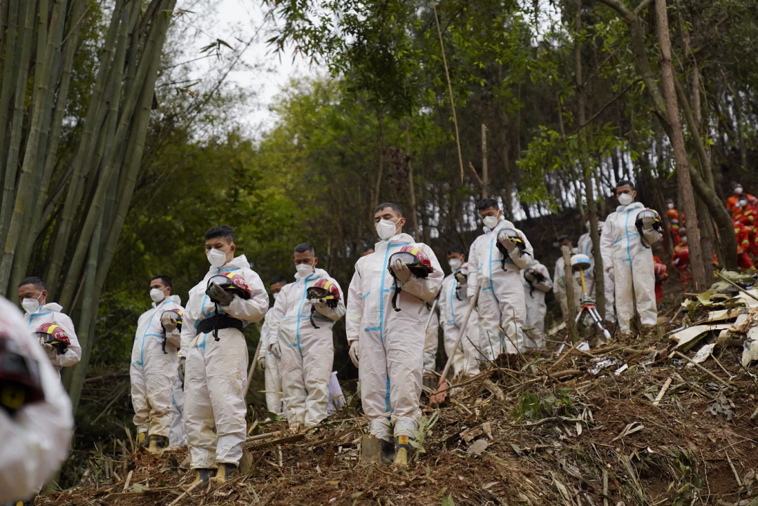 一名消防员在“ 3·21 ”东航飞行事故处置现场的工作日记休闲区蓝鸢梦想 - Www.slyday.coM