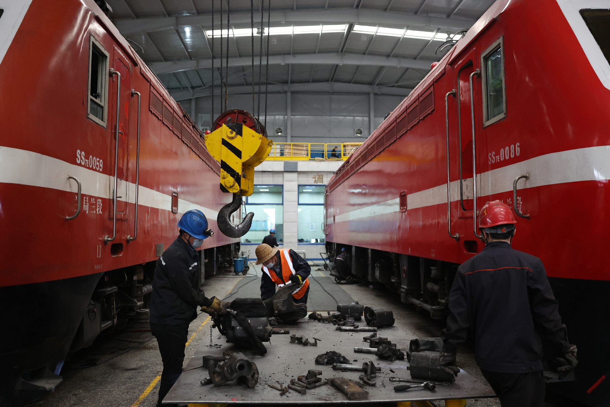 3月30日,工作人员在兰州西机务段兰州整备车间对机车进行检修作业.