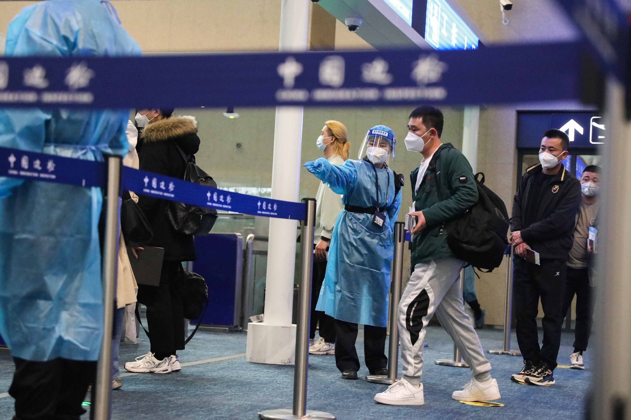 青岛机场边检站执勤三队全力做好疫情防控和口岸管控工作