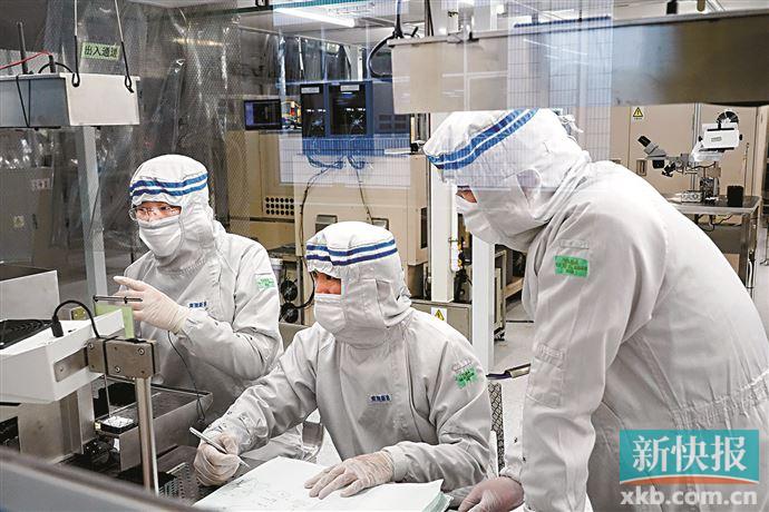 新科磁电厂工人正忙得热火朝天.