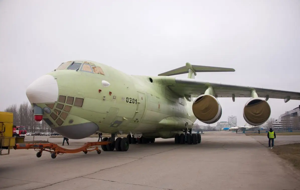 新生产的伊尔-76mdp-90a大型运输机.