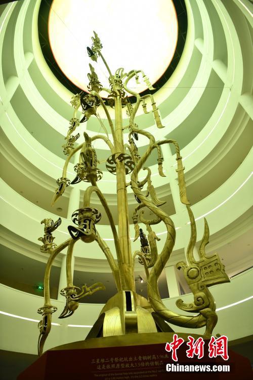 按照比例放大的青铜神树. 张浪 摄