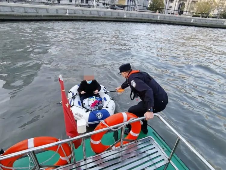 上海一男子坐皮划艇从浦东“偷渡”到浦西？警方回应休闲区蓝鸢梦想 - Www.slyday.coM