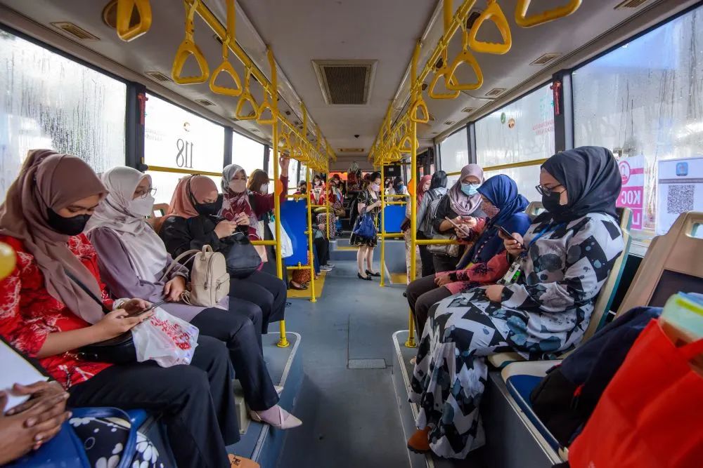 3月7日,马来西亚吉隆坡,女士们乘坐女性专用公交车