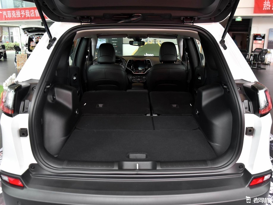 空间充裕让人直呼好家伙小哥带你一起看jeep自由光