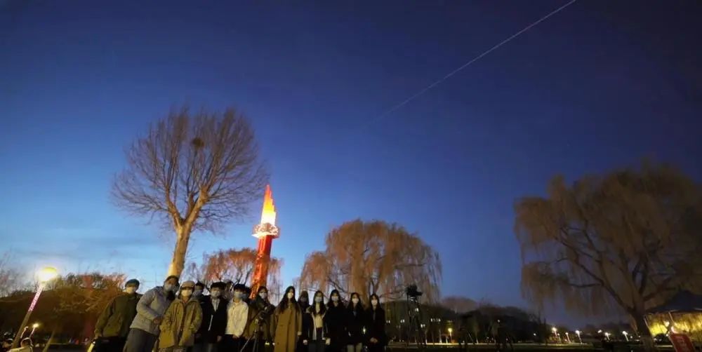 3月27日，山东管理学院师生与中国空间站组合体、天舟二号“同框”。（周光华 提供）