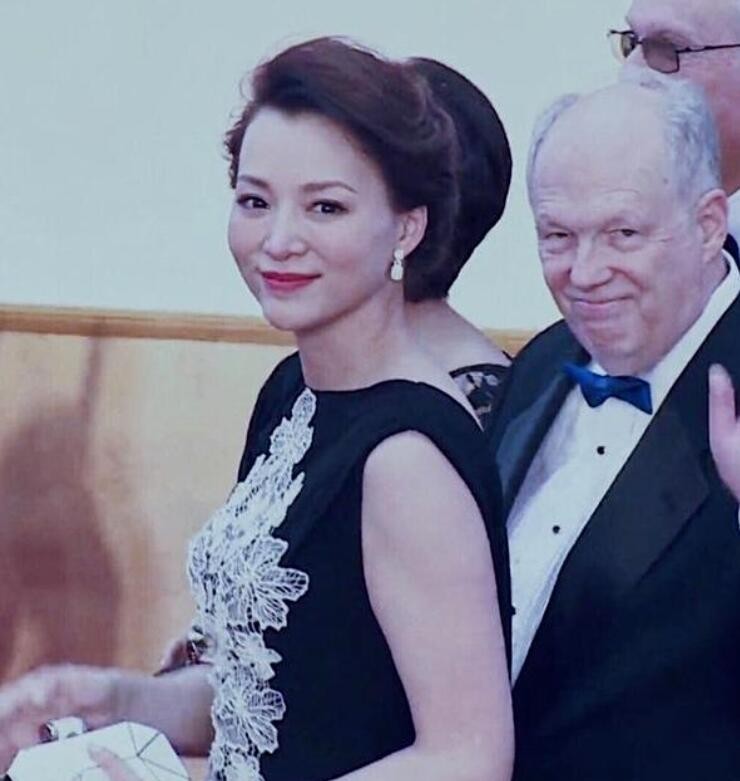 董卿这回美到国外去了穿刺绣礼裙好有韵味高级不说还贵气