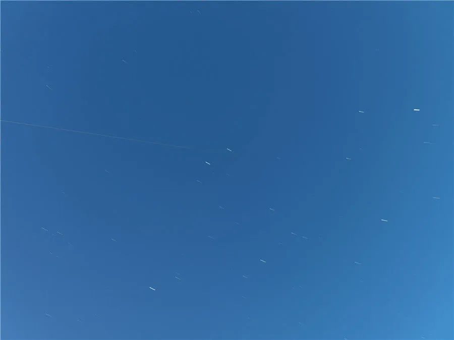  3月27日，中国空间站组合体、天舟二号货运飞船飞越北京上空。（李永刚 摄）