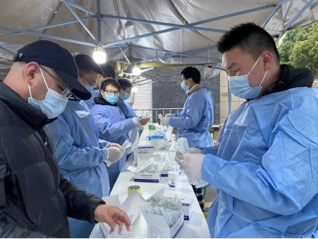 响应党的号召 德邦快递小哥变身大白 支援上海核酸抗原自测工作休闲区蓝鸢梦想 - Www.slyday.coM