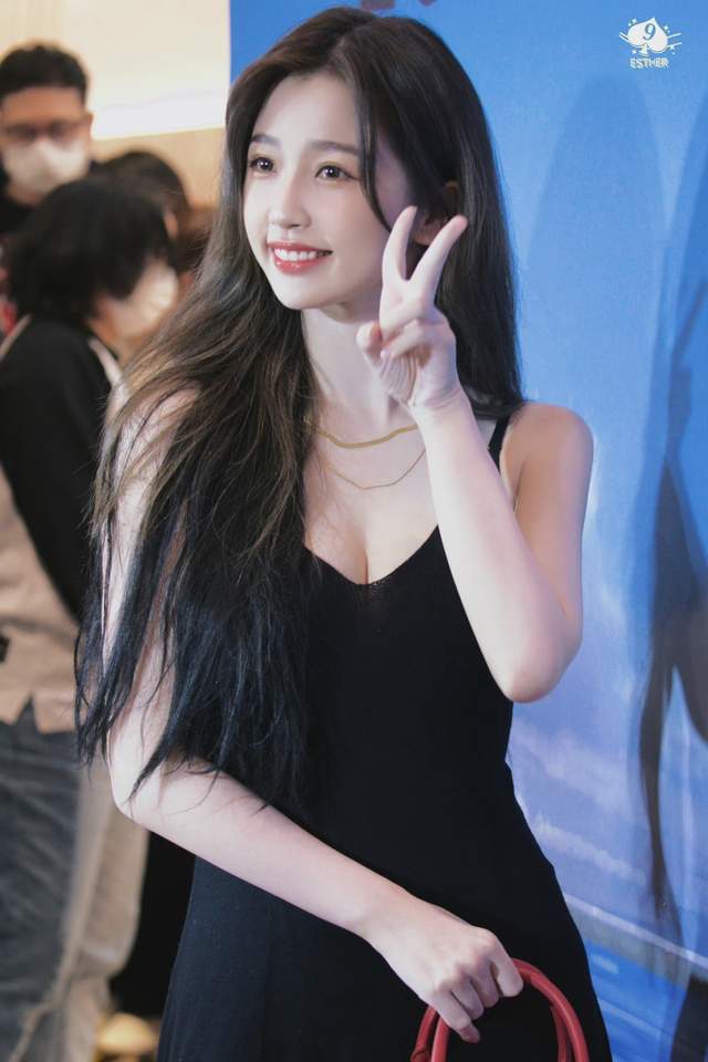 前凸后翘的身材太辣了!女明星穿这种衣服,看得网友全程嘶哈