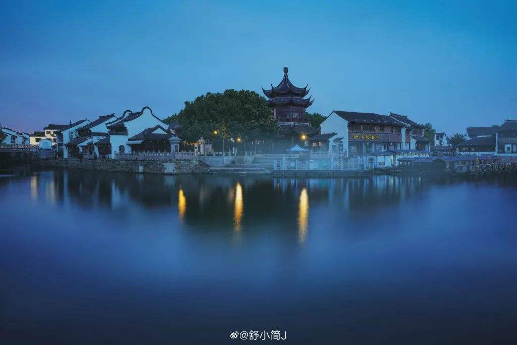 综合历史变革,苏州有很多的别称:姑苏,吴,吴县吴,平江,吴中等等.