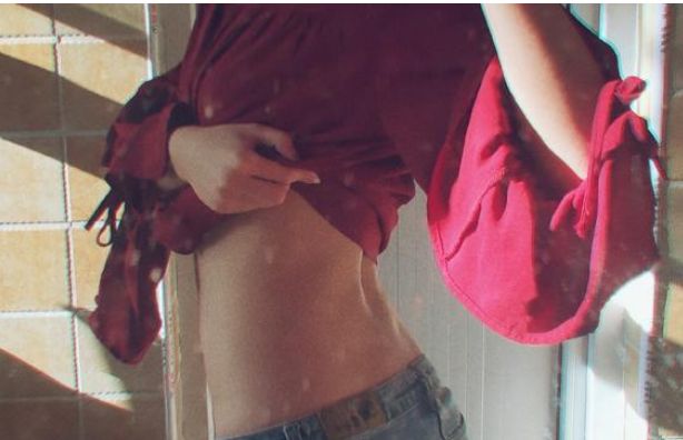 女人腰后的两个窝，是什么呢？为什么只有极少数女人才有？休闲区蓝鸢梦想 - Www.slyday.coM