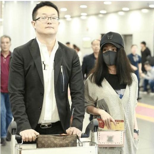 19年,姚笛与富商高杰宣布结婚,据说男方还是姚笛的好友马苏介绍的