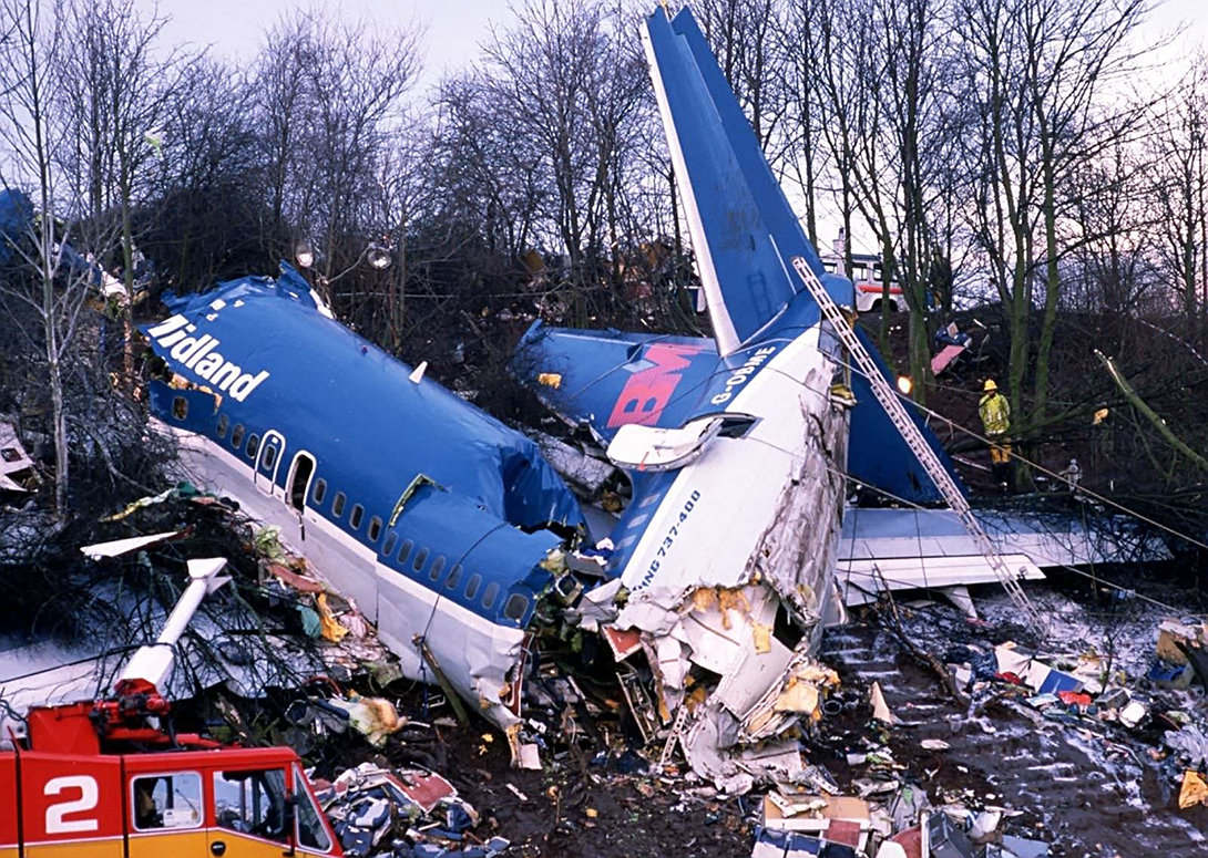 前起落架90度锁死哥伦比亚航班载147人迫降起火乘客痛哭