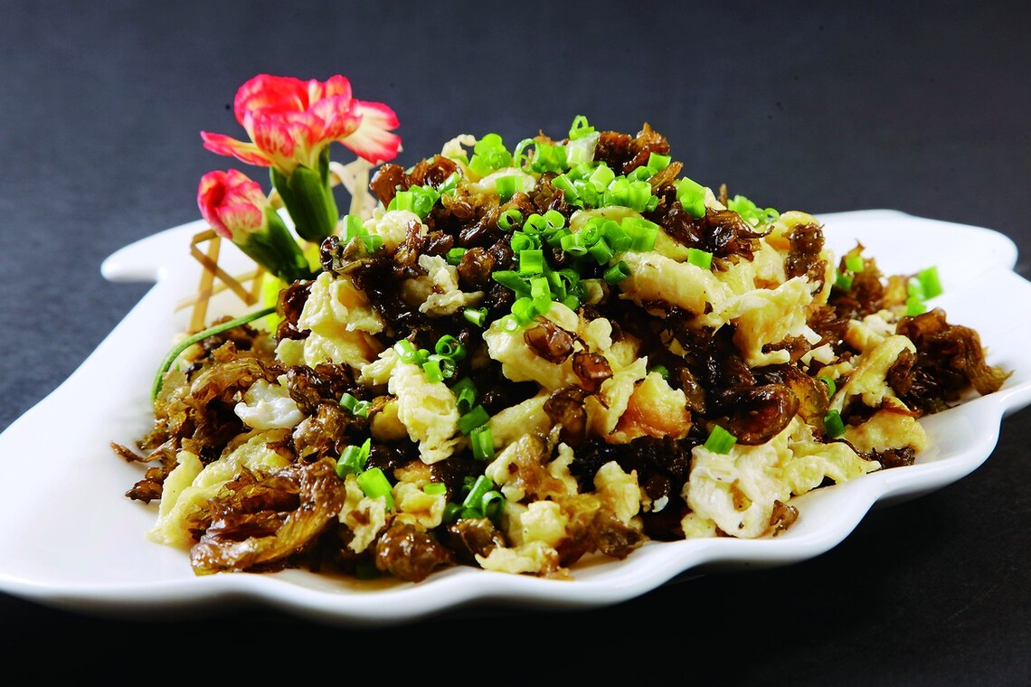 食材:地皮菜,鸡蛋,葱姜蒜,辣椒,葱花1,先将地皮菜放入清水中浸泡片刻