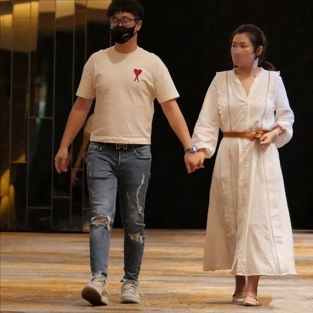 selina和男友牵手照曝光情侣装好甜呀