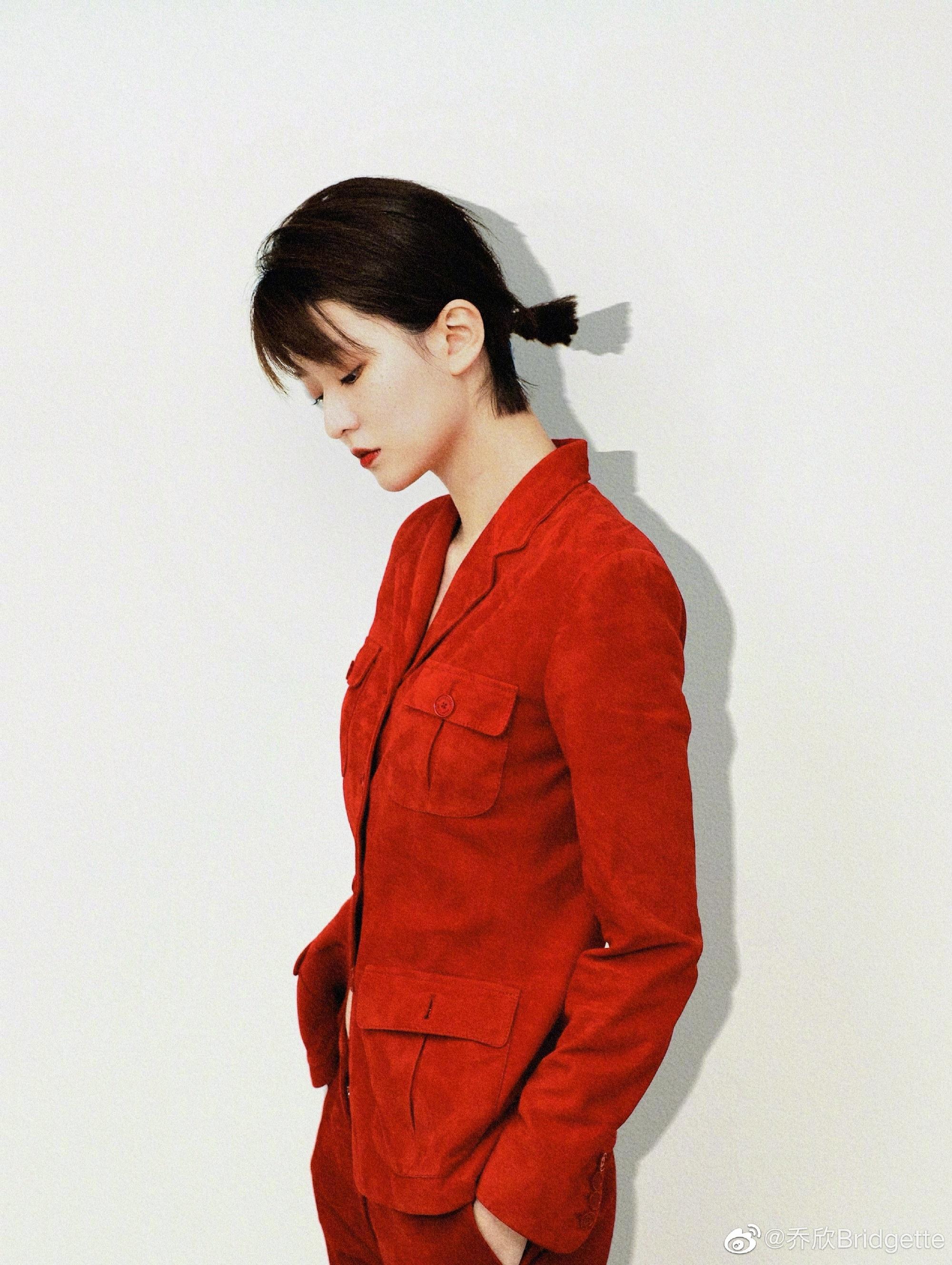 乔欣挺适合西装类的干练造型的,身材修长,穿上西装气质有型