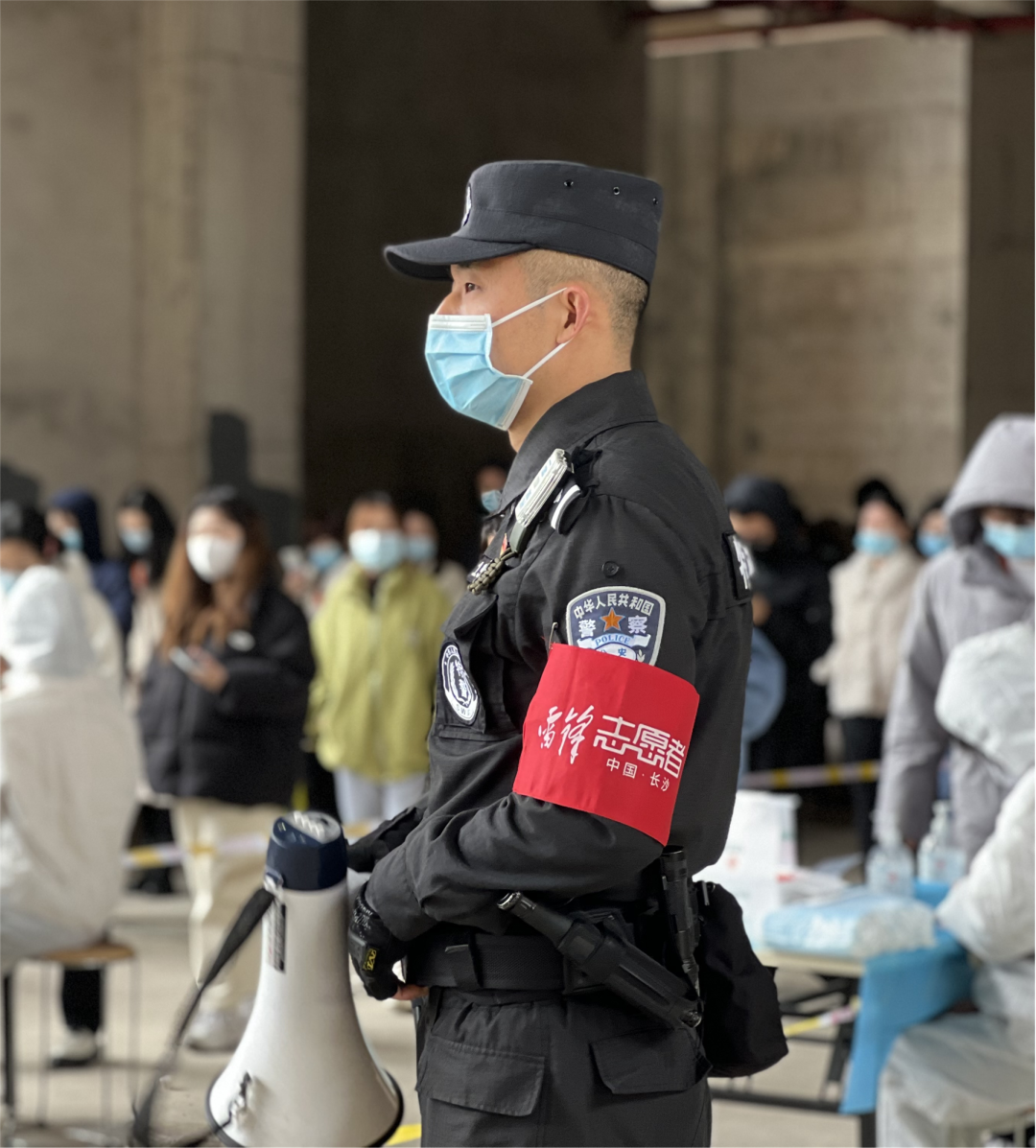 战疫警察故事一个旧背包装载着两个世界