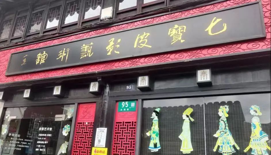 离市中心最近的古镇七宝老街上,常年人流如织,熙熙攘攘,但很多人不
