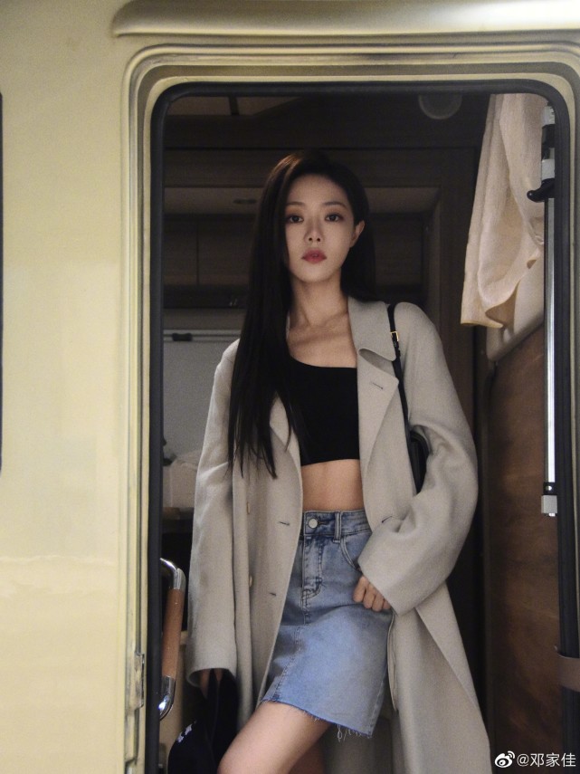 小姨妈邓家佳晒照秀窈窕身材颜值在线撩人腹肌抢镜