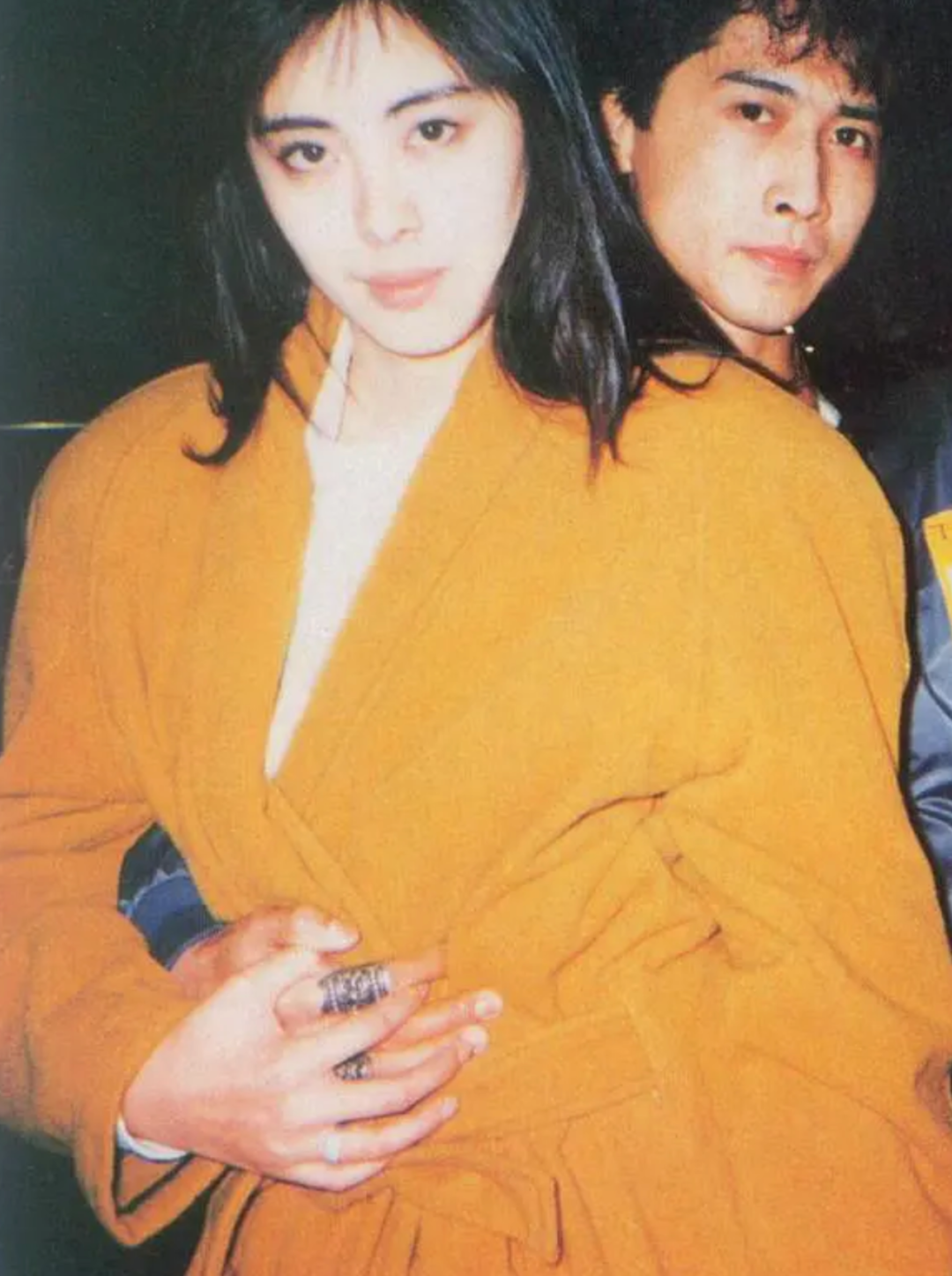 所以,齐秦直接给方美芳买了房子,还答应每个月都给她们母子生活费