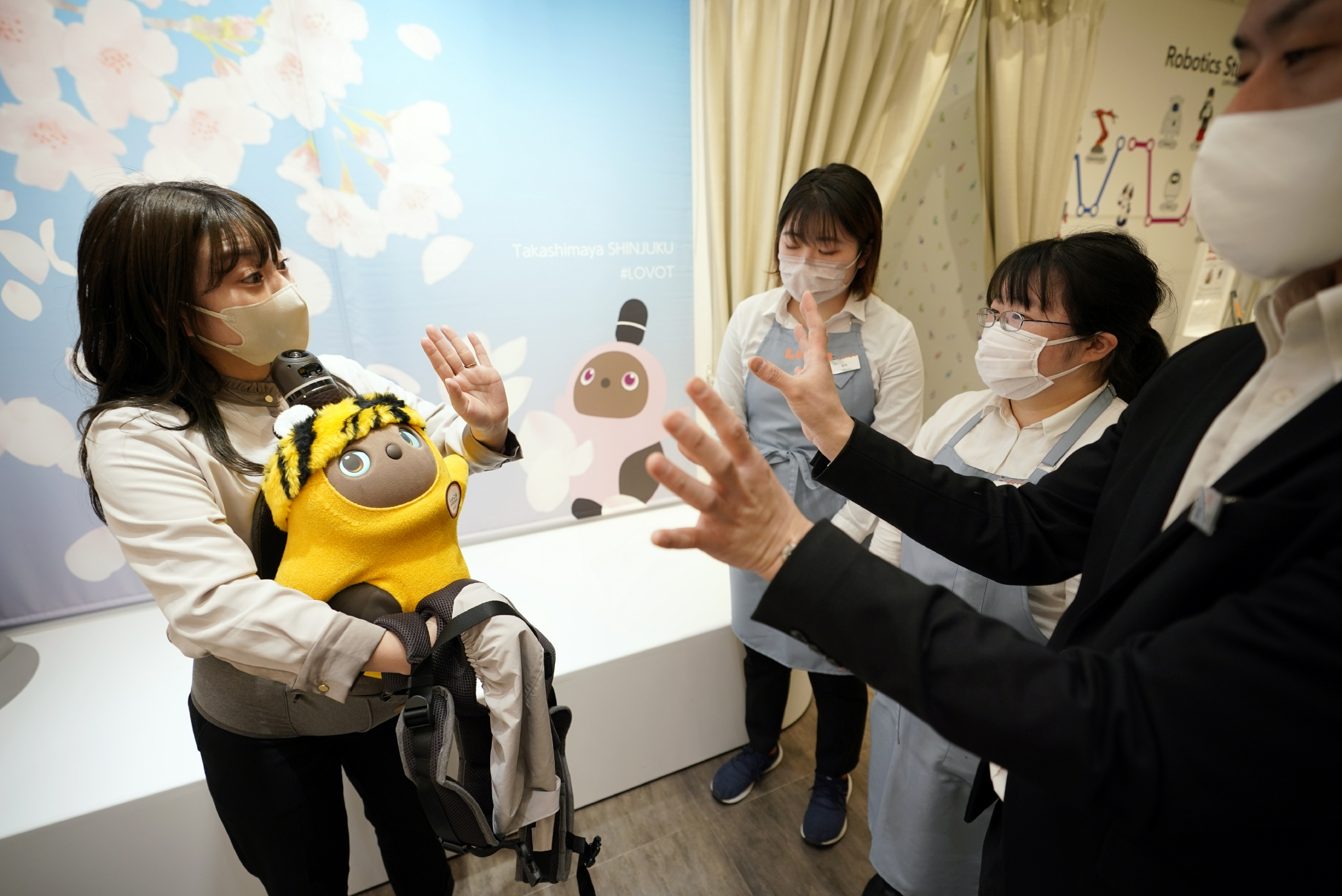 日本陪伴机器人lovot