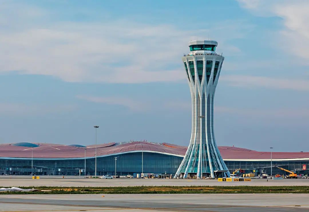 图为北京大兴机场塔台.(陈肖/摄)