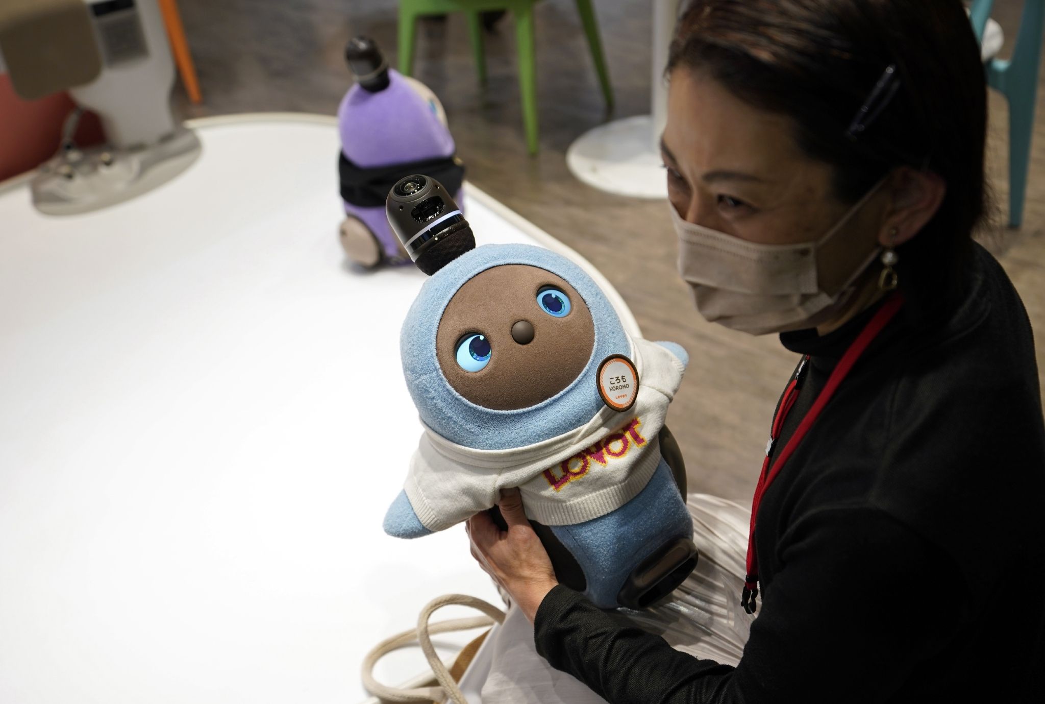 3月30日,在日本东京新宿的高岛屋百货公司,lovot机器