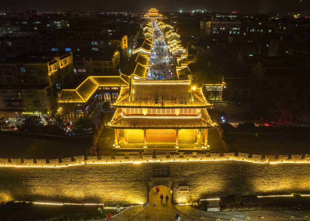 湖北襄阳古城华灯初上夜色如画