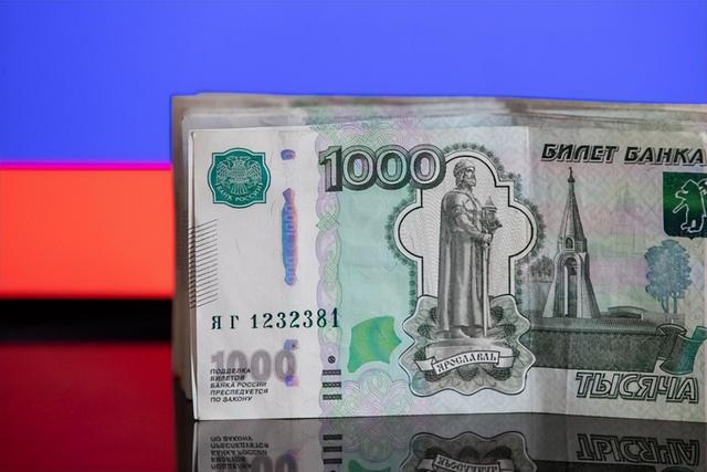 这是3月24日在俄罗斯首都莫斯科拍摄的卢布钞票。新华社记者白雪骐摄