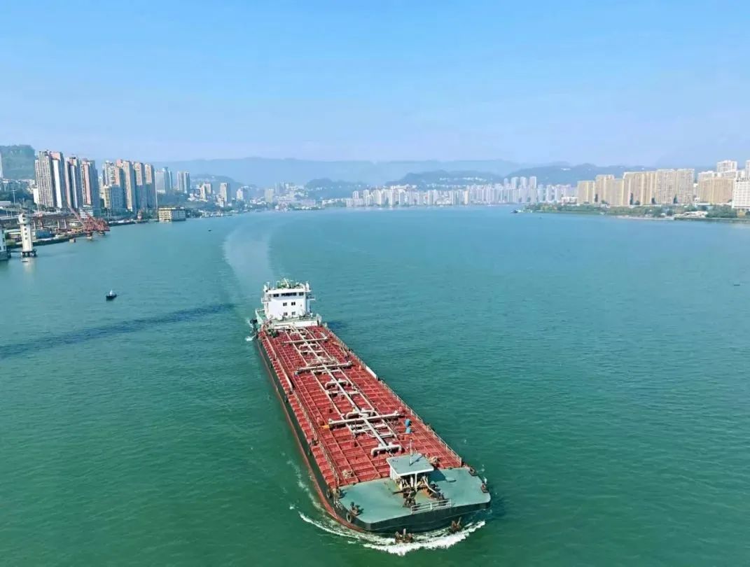 货轮在长江上行驶.重庆高速航发集团供图