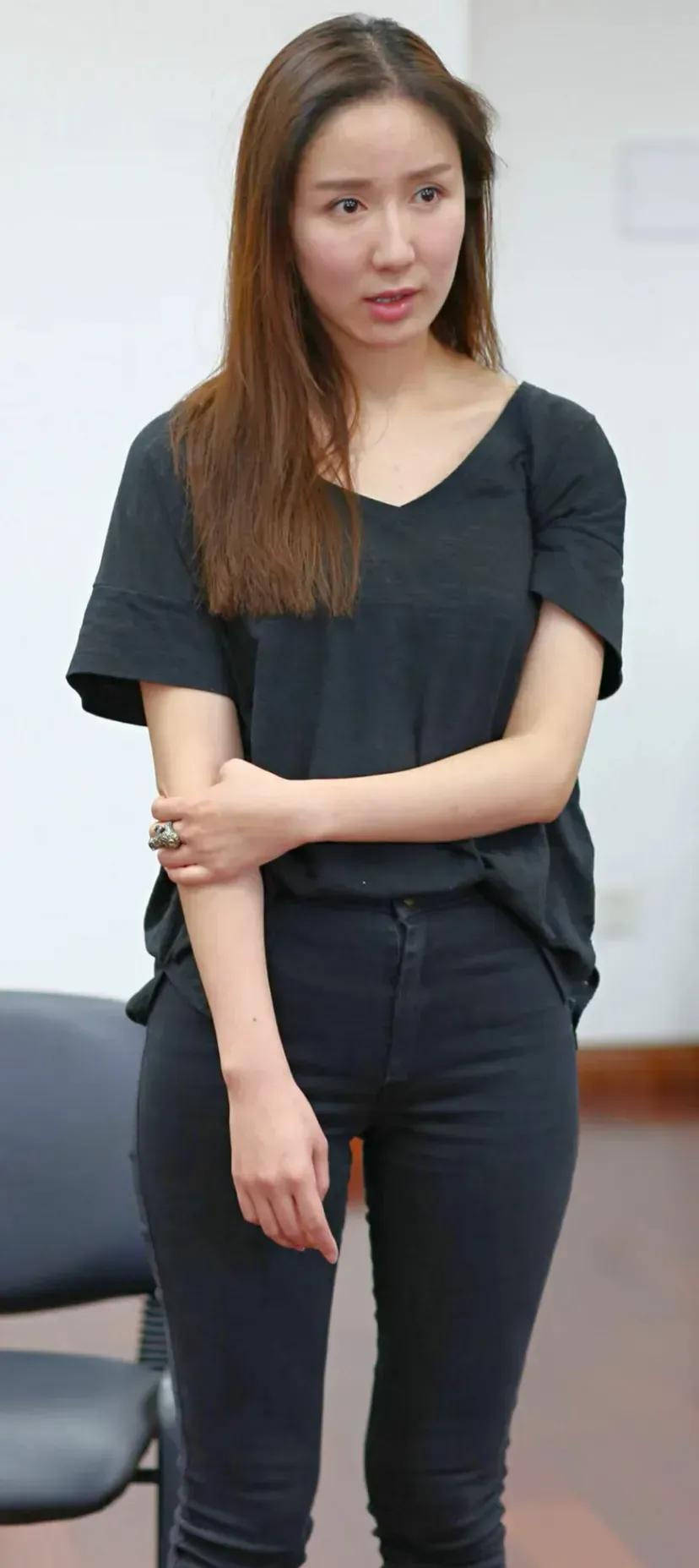 娄艺潇离开滤镜模样也不差腿粗臀部勒肉但比瘦成电线杆漂亮