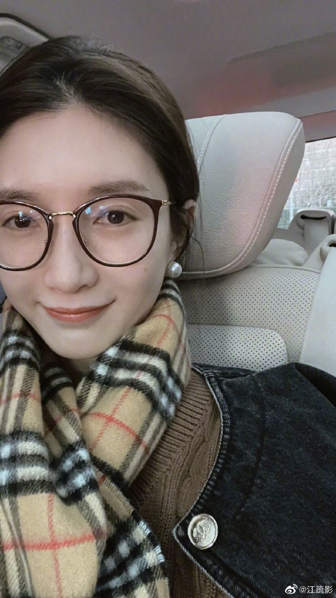 江疏影晒十八宫格自拍对镜甜笑状态超好