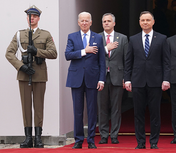 当地时间2022年3月26日，波兰华沙，美国总统拜登抵达华沙总统府，持续进行访问工作，波兰总统杜达迎接。  人民视觉 图