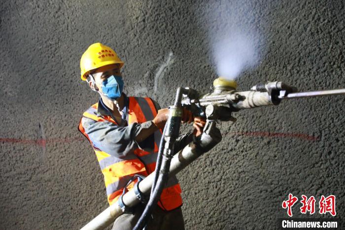 贵南高铁广西段隧道贯通数量突破95