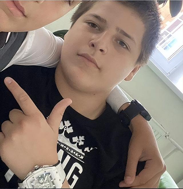 车臣之王卡德罗夫带14岁儿子前往乌克兰,壮实亚当默默站父亲身后