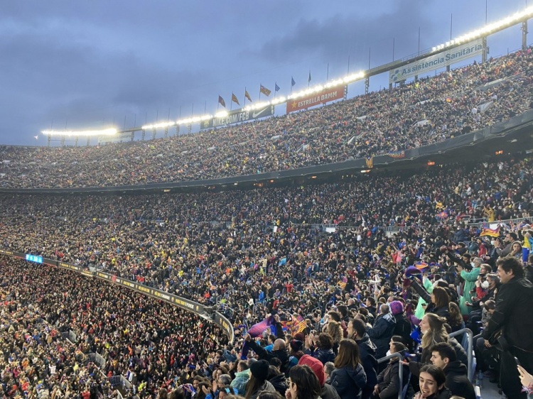 91553名球迷在诺坎普球场观战巴萨女足对阵皇马|巴萨|皇马|欧冠_新浪